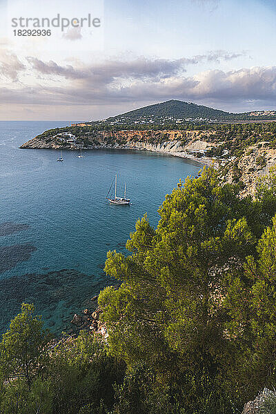 Spanien  Balearen  Küste der Insel Ibiza in der Abenddämmerung