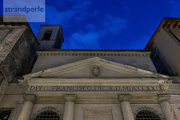 Kirche des Oratoriums San Francesco Saverio del Caravita unter blauem Himmel