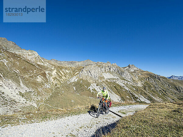 Mann fährt Mountainbike auf Weg im Nationalpark Vanoise  Frankreich
