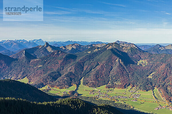 Deutschland  Bayern  Blick auf das Dorf und die umliegenden Berge in den Bayerischen Alpen