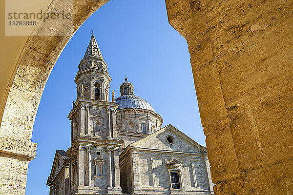 Italien  Toskana  Montepulciano  Fassade der Kirche San Biagio mit Bogen im Vordergrund