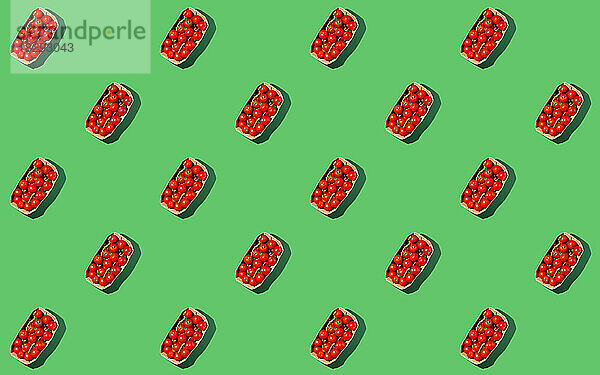 Kirschtomaten in Reihen auf grünem Hintergrund angeordnet