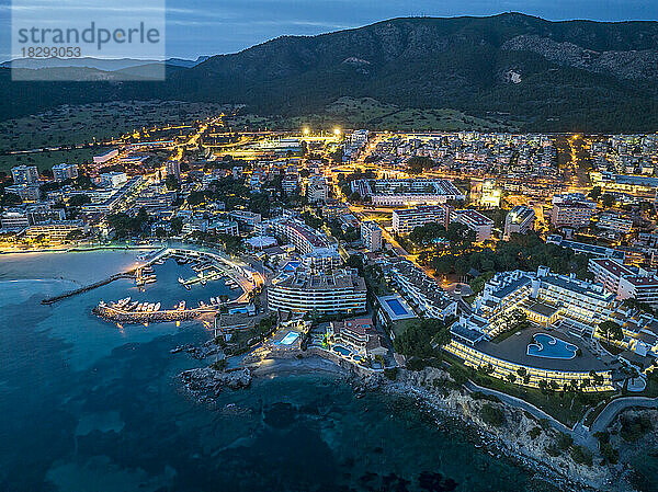 Spanien  Balearen  Santa Ponsa  Mallorca  Luftaufnahme einer beleuchteten Küstenstadt in der Abenddämmerung
