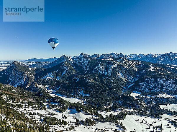 Deutschland  Bayern  Oberjoch  Heißluftballon fliegt über Allgäuer Alpen