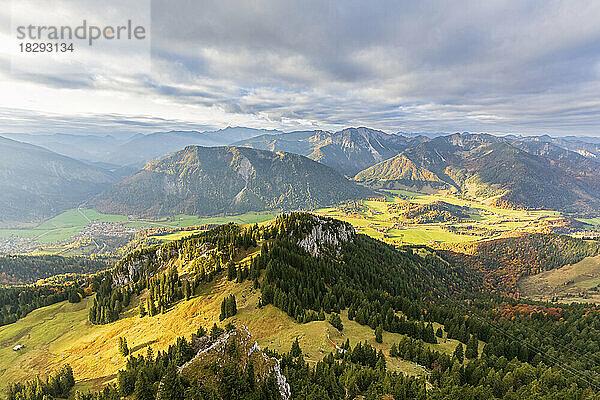 Deutschland  Bayern  malerische Aussicht vom Gipfel in den Bayerischen Alpen