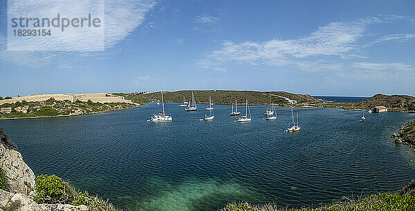 Spanien  Balearen  Mahon  Panoramablick auf Segelboote in der Bucht