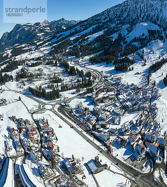 Deutschland  Bayern  Oberjoch  verschneites Dorf in den Allgäuer Alpen