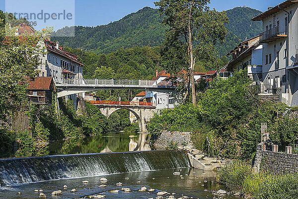 Slowenien  Oberkrain  Skofja Loka  Brücken über den Fluss Selska Sora im Sommer
