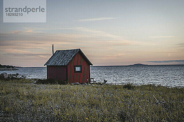 Schweden  Öland  Byxelkrok  einsame Fischerhütte in der Abenddämmerung