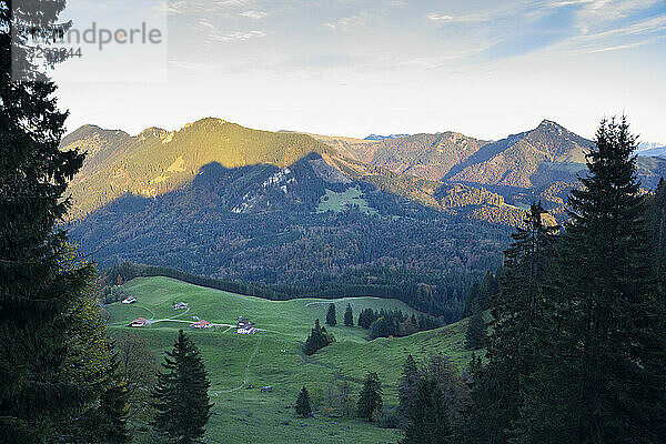 Blick auf die Landschaft vor Bergketten unter freiem Himmel