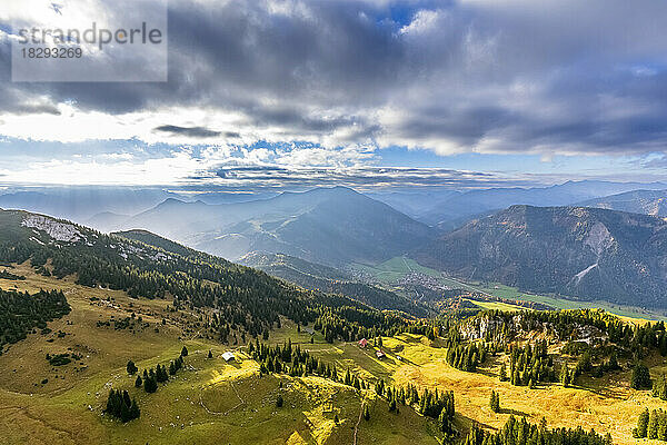 Deutschland  Bayern  malerische Aussicht vom Gipfel in den Bayerischen Alpen