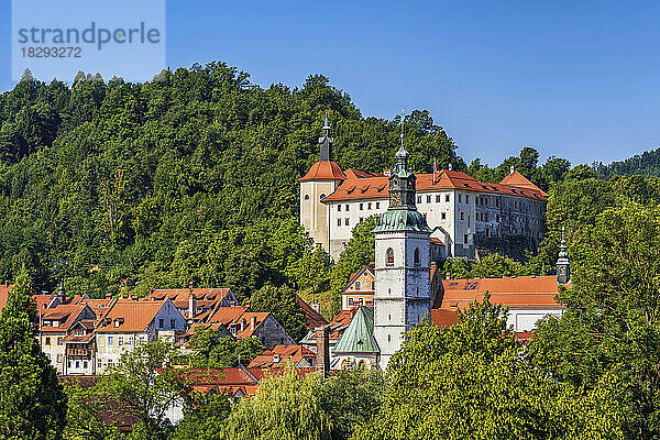 Slowenien  Oberkrain  Skofja Loka  historische Stadt mit Burg im Hintergrund