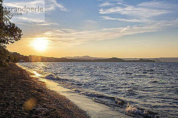 Italien  Latium  Capodimonte  Ufer des Bolsenasees bei Sonnenuntergang