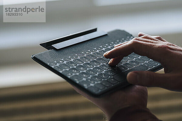 Hände eines Geschäftsmannes mit kabelloser Tastatur