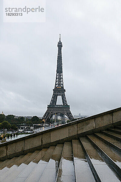 Frankreich  Ile-de-France  Paris  nasse Stufen mit Eiffelturm im Hintergrund