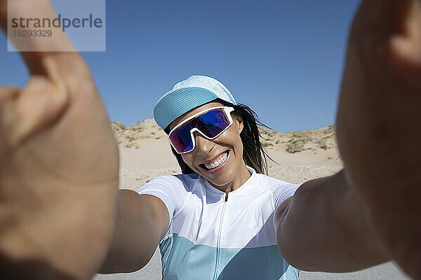 Glücklicher reifer Radfahrer  der an einem sonnigen Tag ein Selfie macht