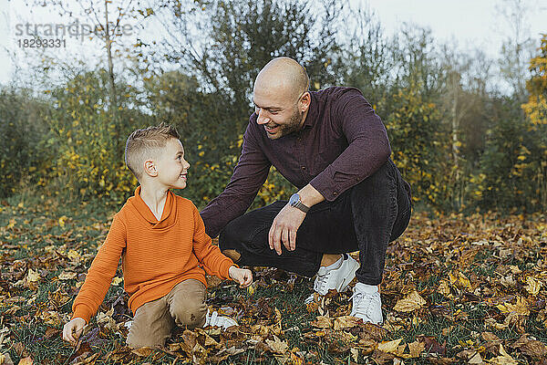 Glücklicher Vater mit Sohn  der den Herbst genießt