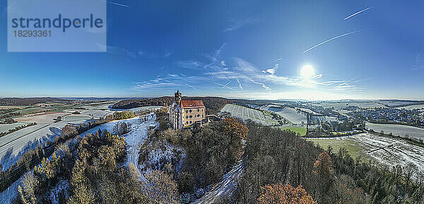 Schloss Ronneburg inmitten der Landschaft in der Wetterau  Hessen  Deutschland