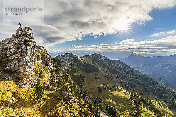 Deutschland  Bayern  Wendelstein mit strahlender Sonne im Hintergrund