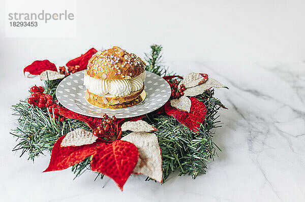 Weihnachts-Epiphanie-Kuchen auf dem Tisch