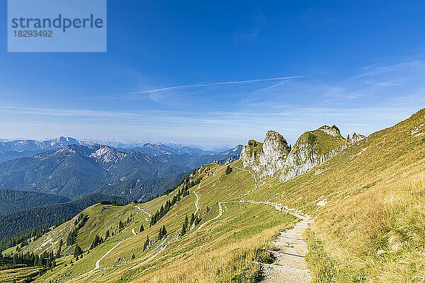 Deutschland  Bayern  Kurvenreicher Wanderweg in den Bayerischen Voralpen