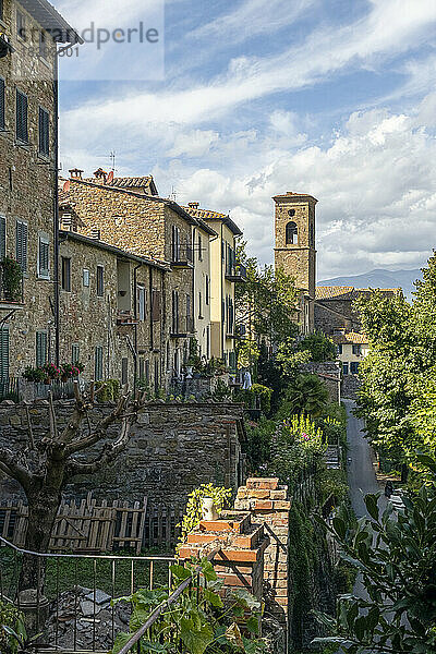 Italien  Toskana  Poppi  Stadthäuser im Sommer mit dem Turm der Kirche Chiesa di San Fedele im Hintergrund