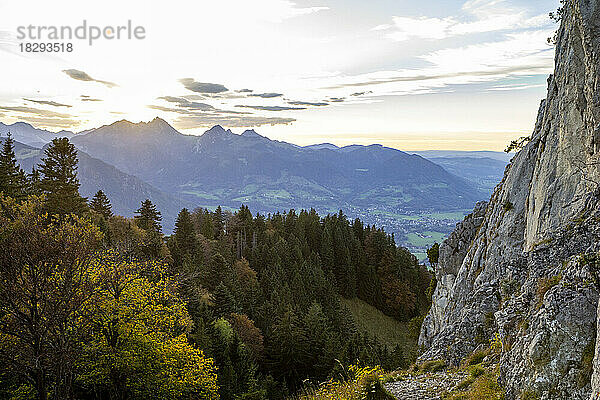 Malerische Aussicht auf majestätische Berge unter bewölktem Himmel