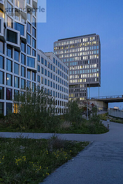 Deutschland  Bayern  München  moderne Bürogebäude in der Abenddämmerung