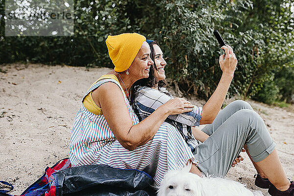 Glückliche Frauen  die im Park ein Selfie mit dem Smartphone machen