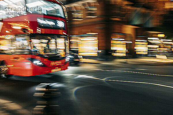 Großbritannien  England  London  Bewegungsunschärfe eines Doppeldeckers  der nachts die Stadtstraße entlang fährt