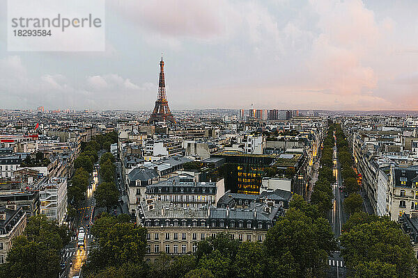 Frankreich  Ile-de-France  Paris  Skyline der Stadt mit Eiffelturm im Hintergrund