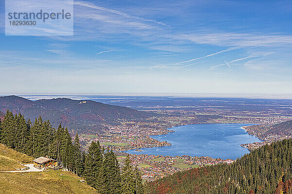 Deutschland  Bayern  Rottach-Egern  Tegernsee und umliegende Städte vom Gipfel des Wallbergs aus gesehen