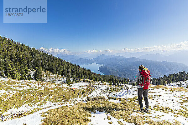 Deutschland  Bayern  Wanderin blickt vom Gipfel im Estergebirge auf den Walchensee