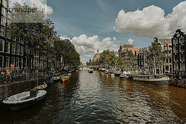 Niederlande  Nordholland  Amsterdam  Stadtkanal mit Reihen festgemachter Boote auf jeder Seite
