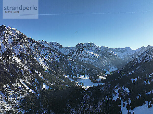 Verschneite Berge vor blauem Himmel an einem sonnigen Tag