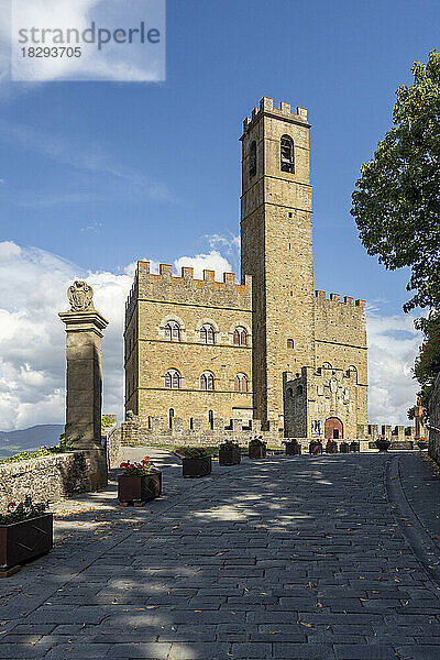 Italien  Toskana  Poppi  Außenansicht des Castello dei Conti Guidi im Sommer