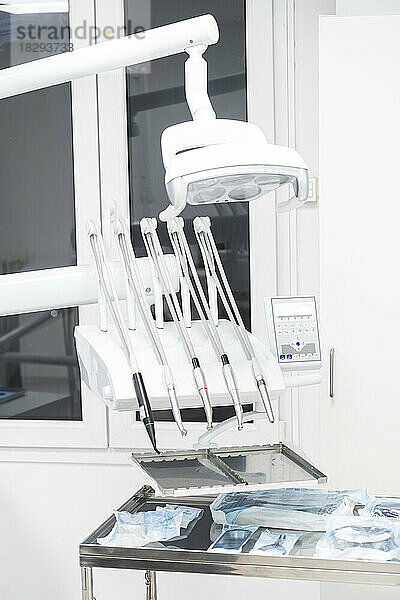 Zahnmedizinische Geräte und Maschinen in der Klinik