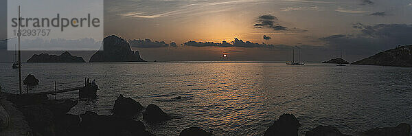 Spanien  Balearen  Küste bei Sonnenuntergang mit der Silhouette der Insel Es Vedra im Hintergrund