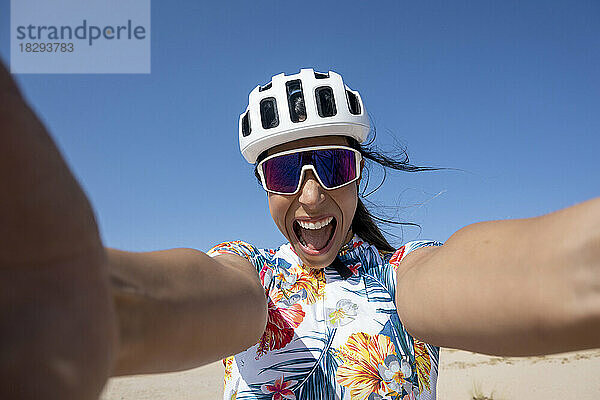 Fröhlicher Radfahrer macht Selfie unter freiem Himmel