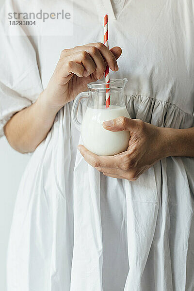 Frau hält Glas Milchshake