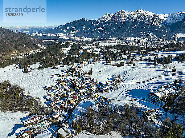 Deutschland  Bayern  Oberstdorf  Luftaufnahme einer schneebedeckten Stadt in den Allgäuer Alpen