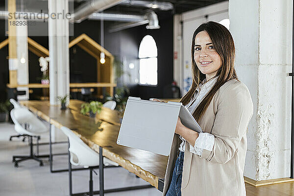 Lächelnde Geschäftsfrau mit Tablet-PC im Büro