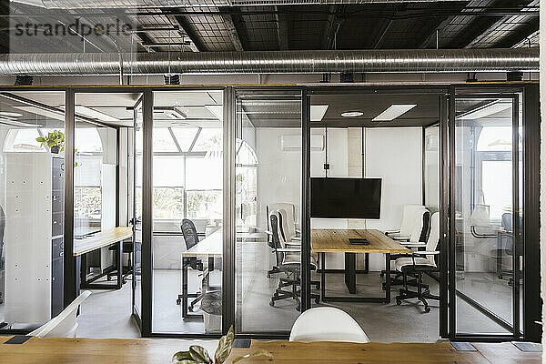 Leeres Coworking-Büro mit Konferenztischen und Stühlen