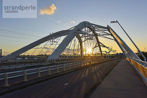 Niederlande  Nordholland  Amsterdam  Enneus-Heerma-Brücke bei Sonnenuntergang