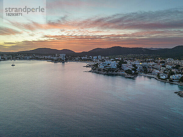 Spanien  Balearen  Mallorca  Santa Ponsa  Luftaufnahme einer Küstenstadt in der Abenddämmerung