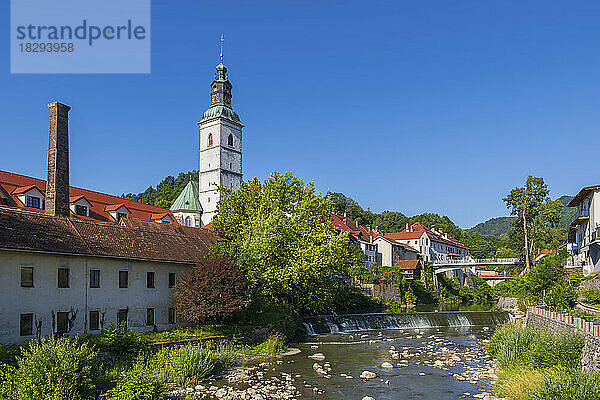 Slowenien  Oberkrain  Skofja Loka  der Fluss Selska Sora fließt im Sommer durch die idyllische Stadt