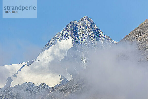 Österreich  Kärnten  Großglockner mit Wolke im Vordergrund