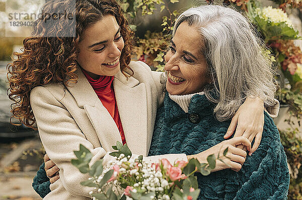 Glückliche junge Frau verbringt Zeit und umarmt Großmutter