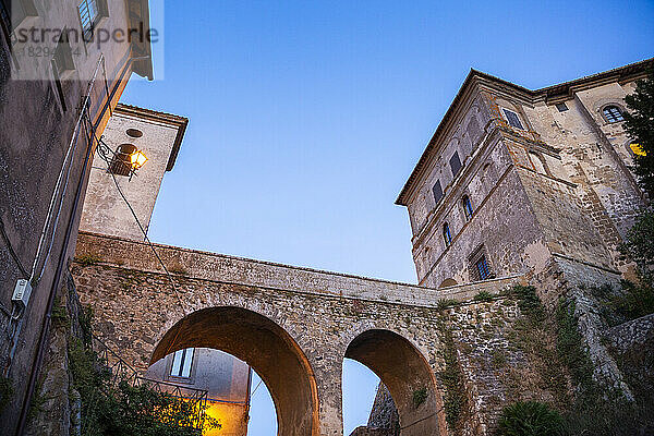 Italien  Latium  Capodimonte  Steinbogenbrücke der Festung Rocca Farnese