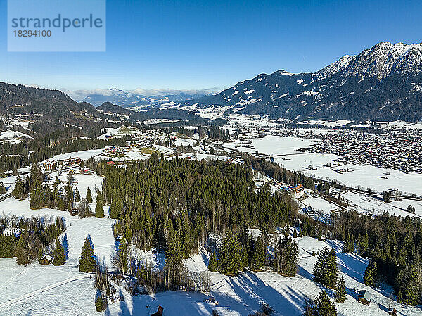 Deutschland  Bayern  Oberstdorf  Luftaufnahme der Allgäuer Alpen im Winter